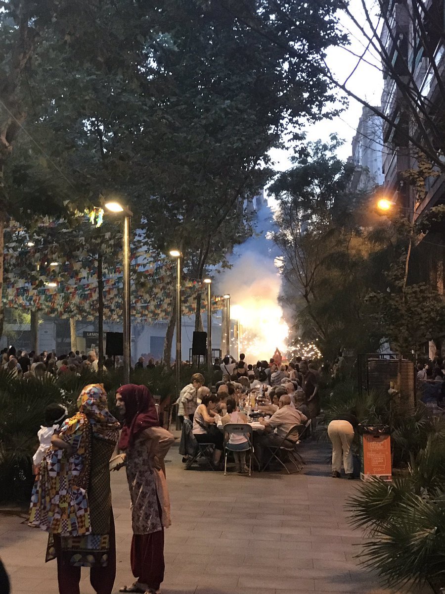 laurapcastano's tweet photo. Sopar de germanor a la Plaça Santa Madrona. 400 veïns/es fent barri #FMpoblesec17 https://t.co/0gqhBW9urv