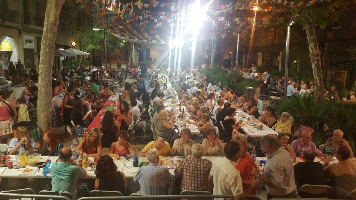 laurapcastano's tweet photo. Sopar de germanor a la Plaça Santa Madrona. 400 veïns/es fent barri #FMpoblesec17 https://t.co/0gqhBW9urv