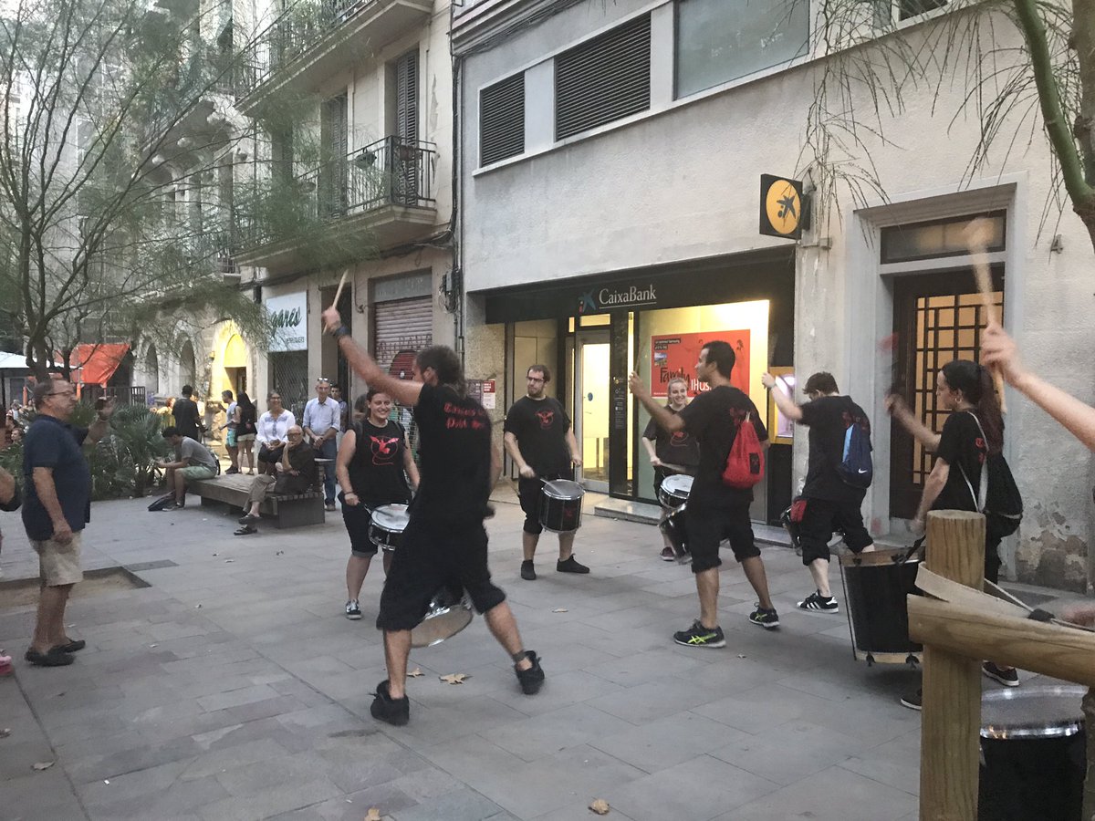 laurapcastano's tweet photo. Sopar de germanor a la Plaça Santa Madrona. 400 veïns/es fent barri #FMpoblesec17 https://t.co/0gqhBW9urv