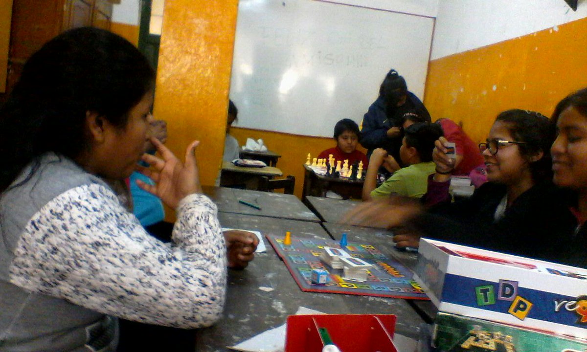 Cai__19's tweet photo. @Cai__19  Tarde de juegos!! Compartiendo y divirtiendonos. Justo a maestra . Lidia .💆💃👧👦🎒💼🏁 https://t.co/QHqmbrXvVt