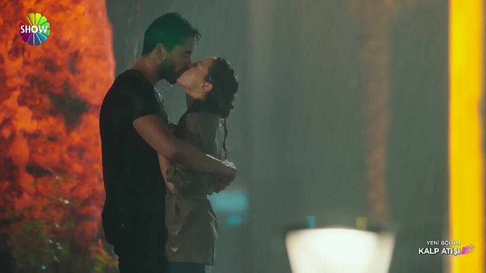 Arkadaşlar çıkan alevi gördünüz mü? Yağmur altında yanan çift; Ali Asaf ve Eylül... #KalpAtışı #geçolmadan