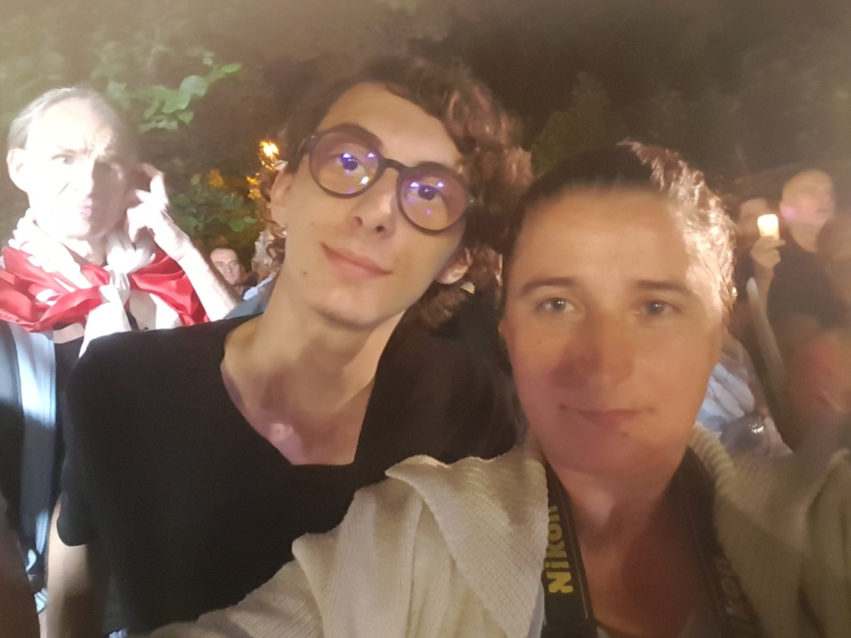inicjatywaPL's tweet photo. Nadal jesteśmy pod #Senat. Nie wyrażamy zgody na upolitycznienie #SN! 
Dlatego wspólnie wspieramy senatorów https://t.co/Z2dpVJLUvL