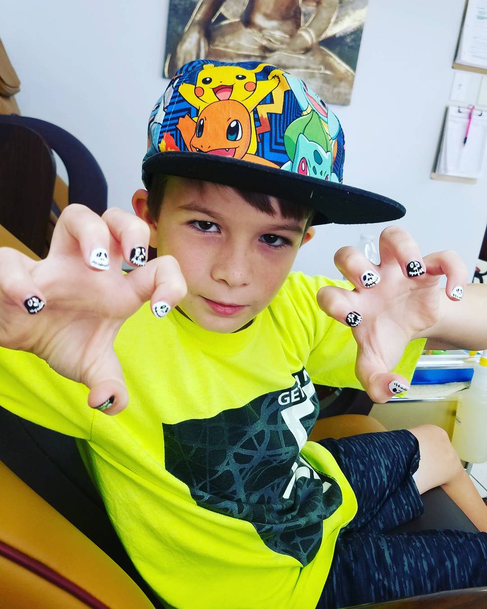 taylorgregory_r's tweet photo. Nails done!! ☠💀😎 #love #nails #skulls #boyscanhavefuntoo #boynails #blackandwhite #black #white #cool https://t.co/622OBMfc9A