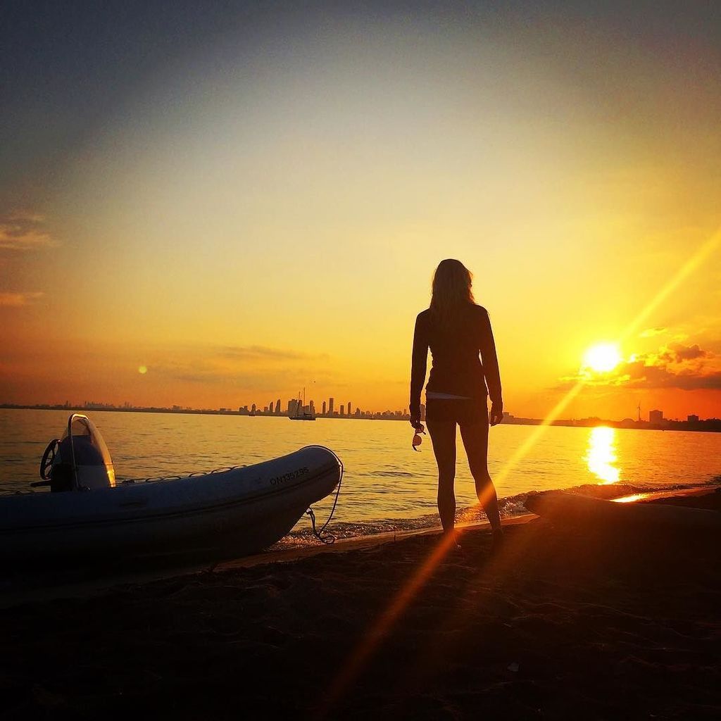 jenscev's tweet photo. #sunset #torontoisland #hanlonspoint #onlyones #private #mission #gaze https://t.co/rvyp54CFJM https://t.co/WqUUmo8GFv