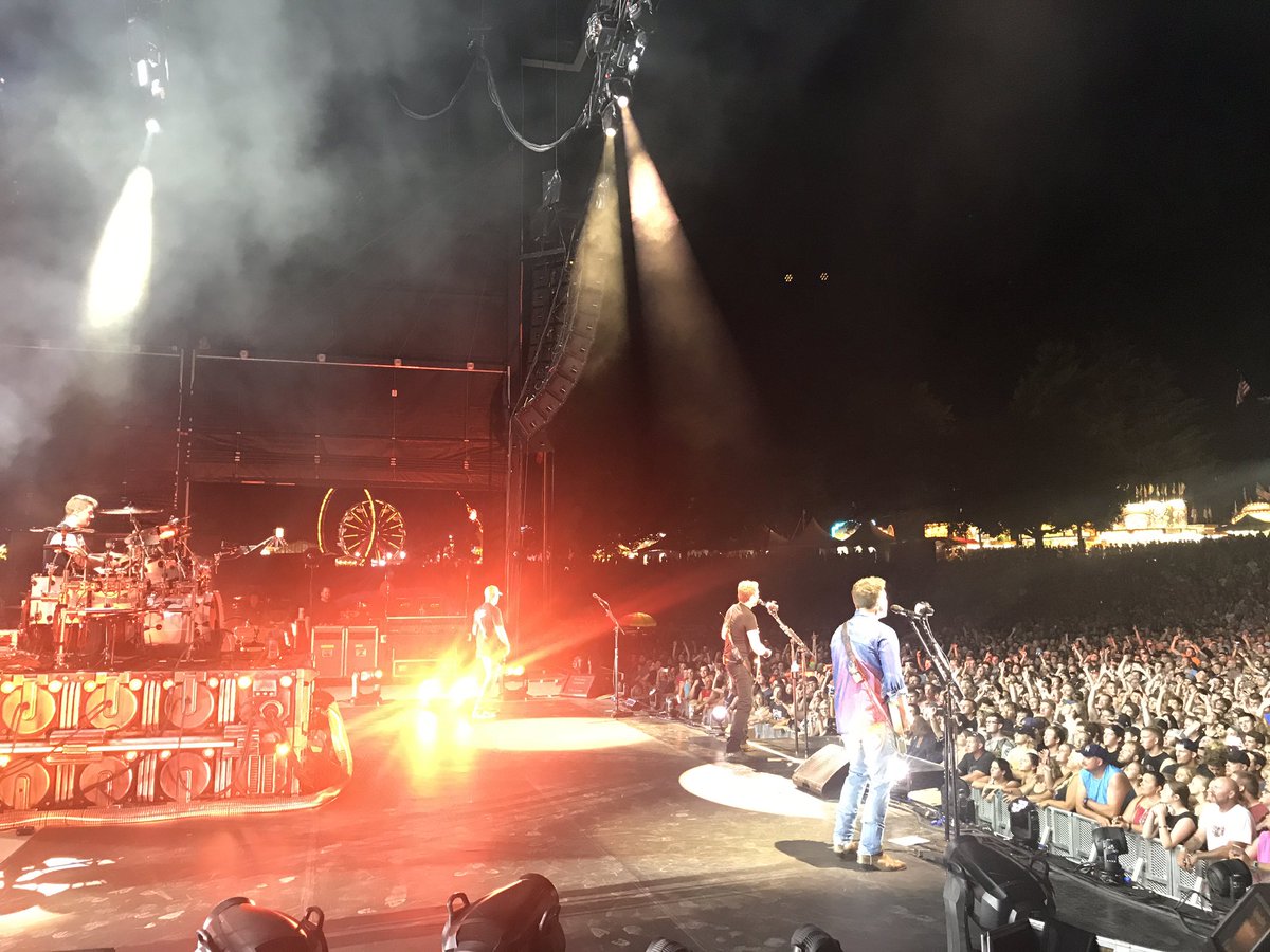 Nickelback's tweet photo. MONTICELLO! You were amazing! https://t.co/fWIM3v39yn