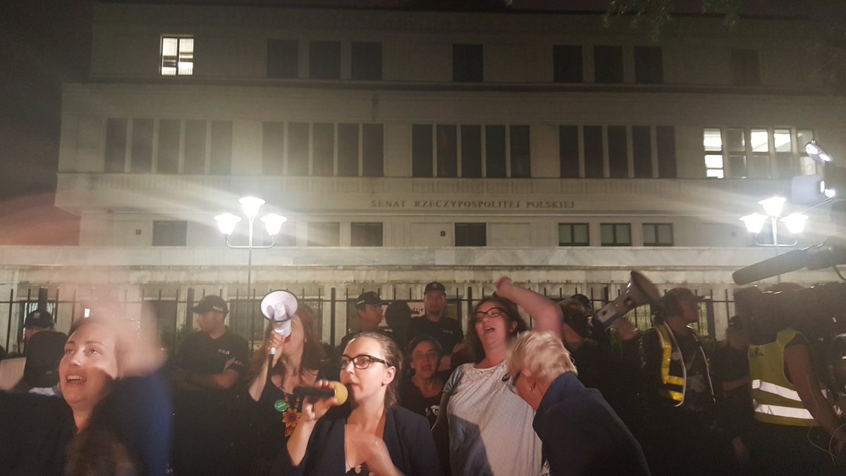 inicjatywaPL's tweet photo. Nadal jesteśmy pod #Senat. Nie wyrażamy zgody na upolitycznienie #SN! 
Dlatego wspólnie wspieramy senatorów https://t.co/Z2dpVJLUvL
