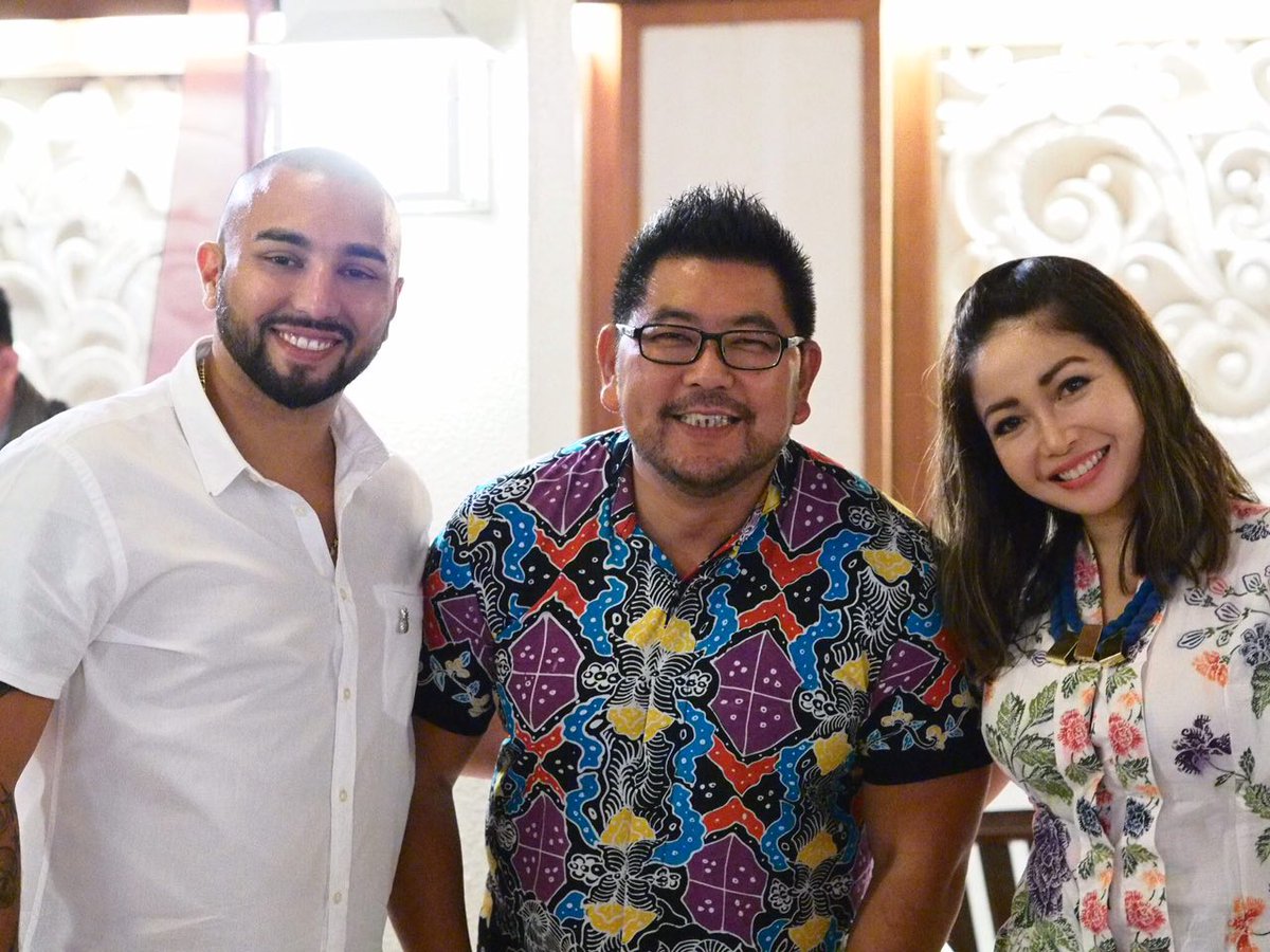 Berkesempatan foto dengan chef yang hits dari <a href="/AryadutaHotels/">Aryaduta Hotels</a> thanks buat <a href="/RinrinMarinka/">Rinrin Marinka</a> dan Chef Sydney. Foto by: <a href="/wendabandung/">mysweetescapediary</a> #aryaduta