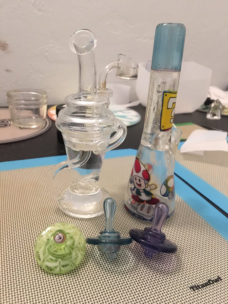 rosinsmoker's tweet photo. Like $35,000 in glass #punty #quave #hover https://t.co/um1sLVs2Kn