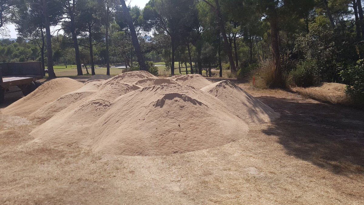 GCSSmaint's tweet photo. Finish with some topdressing. @GolfSonServera https://t.co/ZOBhvWRw7Z
