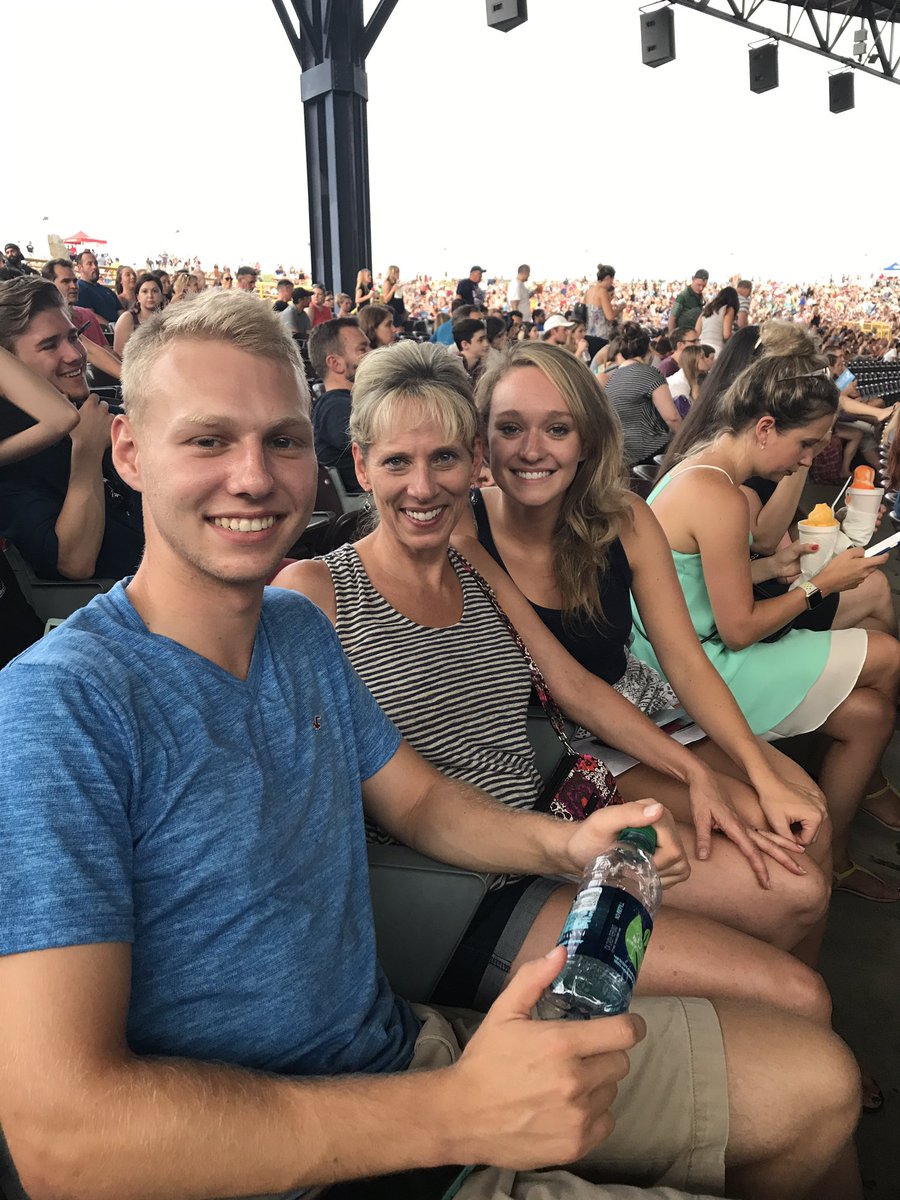 DebbieGilmartin's tweet photo. Waiting for ONE REPUBLIC! #HondaCivicTour https://t.co/xk0IX4L7Xg