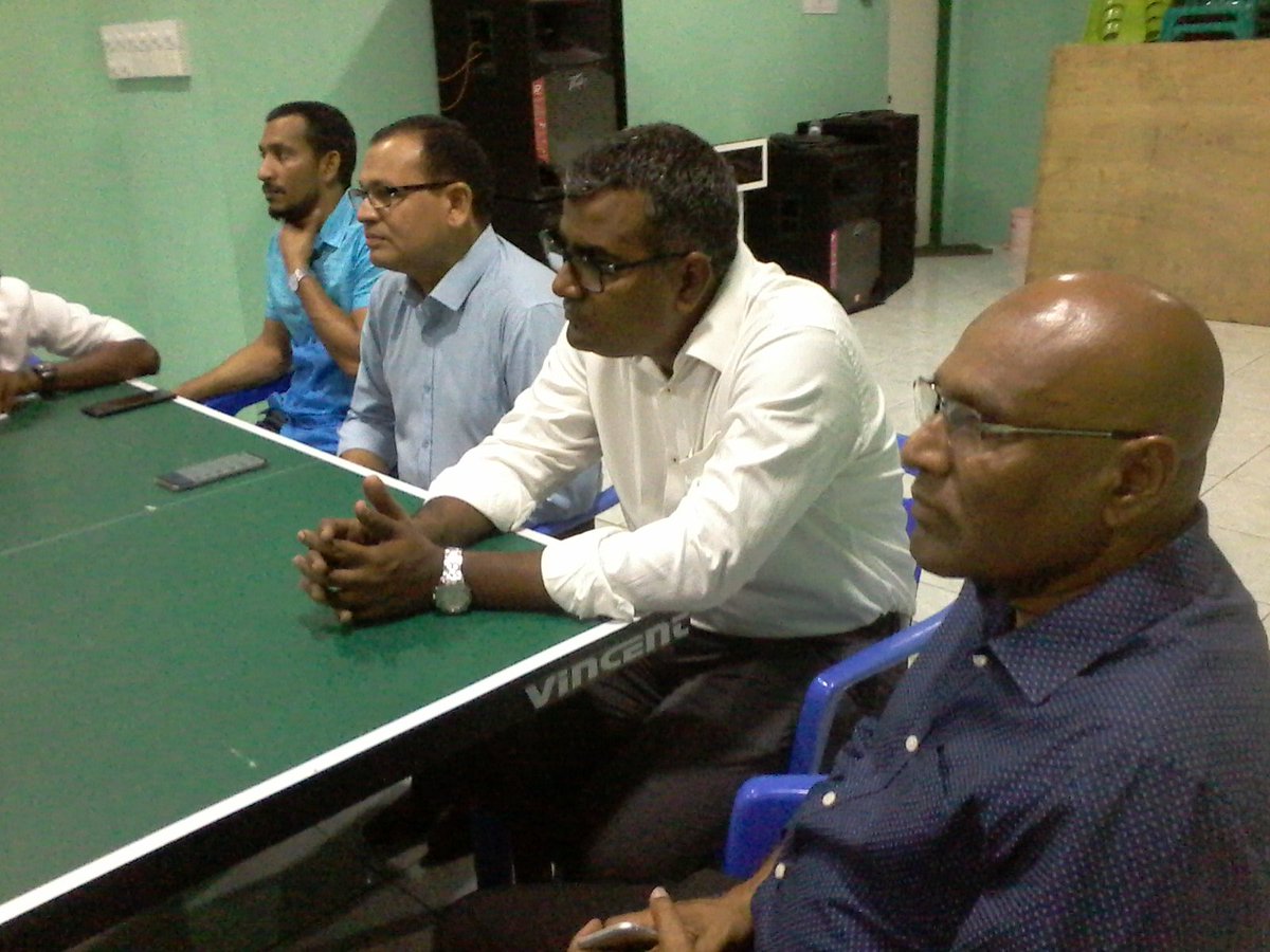 husenr_7's tweet photo. #HappsNow
Raa.Meedhoo ge Ekuveri Club issverinnaa Defense minister @Adamshareefz adhi #PPMTeam in badhalu kohllevvun.
#Vote4PPM https://t.co/By4vJWWXrV