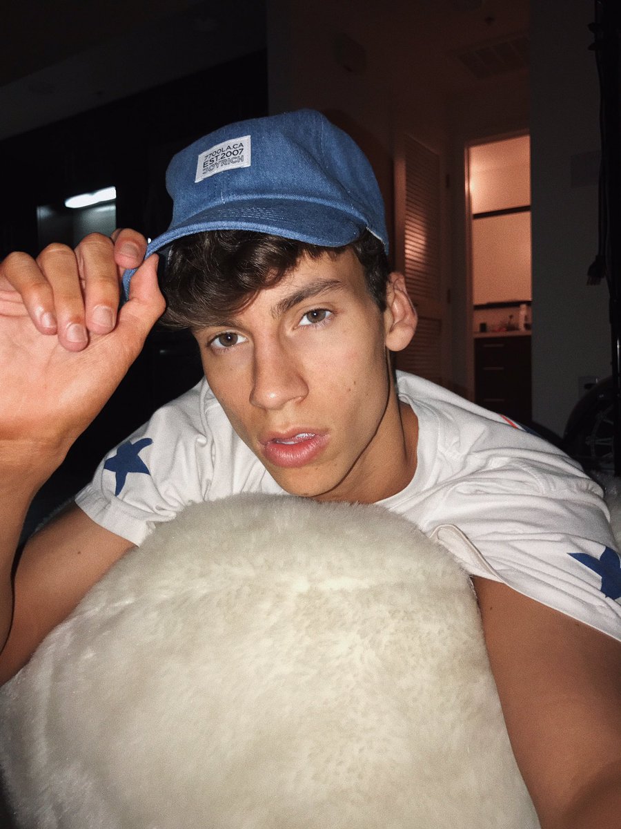 JackBaran's tweet photo. Hi https://t.co/9hLBD4JmCJ