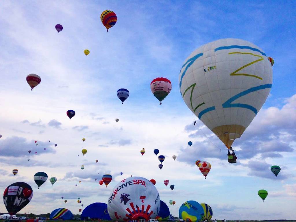 zissouballoon's tweet photo. Flying with other 100 balloons is magic! Next days more balloons!
•
•
•
•
#zissou #teamzissou #zissouballoon #stev… https://t.co/qVLk5TAnMn https://t.co/Ww8VuBQJqG