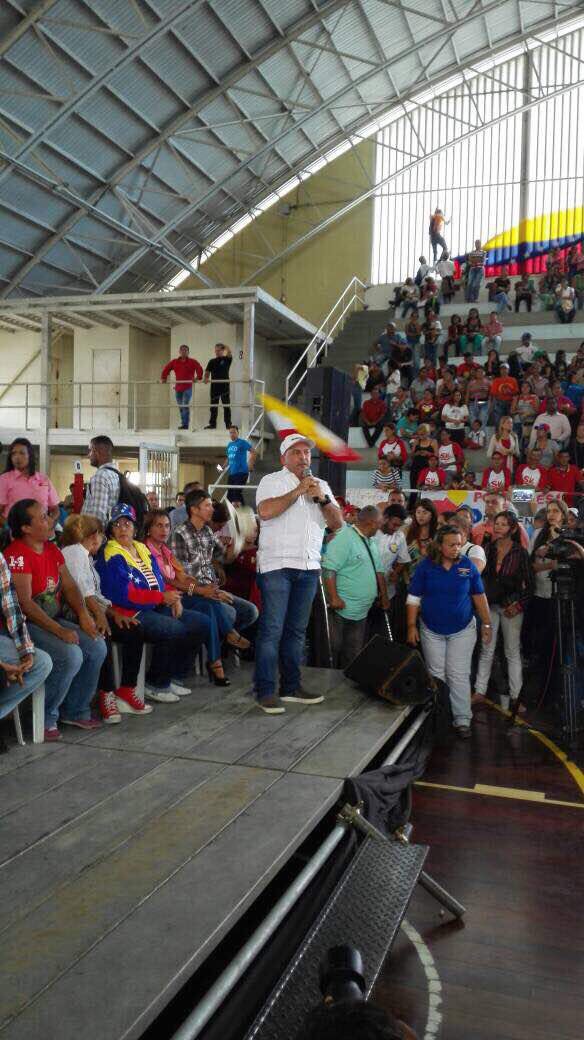 torrealbaf's tweet photo. Presentación de Candidatos en el municipio Páez Edo. Portuguesa #VenezuelaVotaEn9Días #DeNuevoCarnetDeLaPatria @NicolasMaduro https://t.co/Gw59chioQt