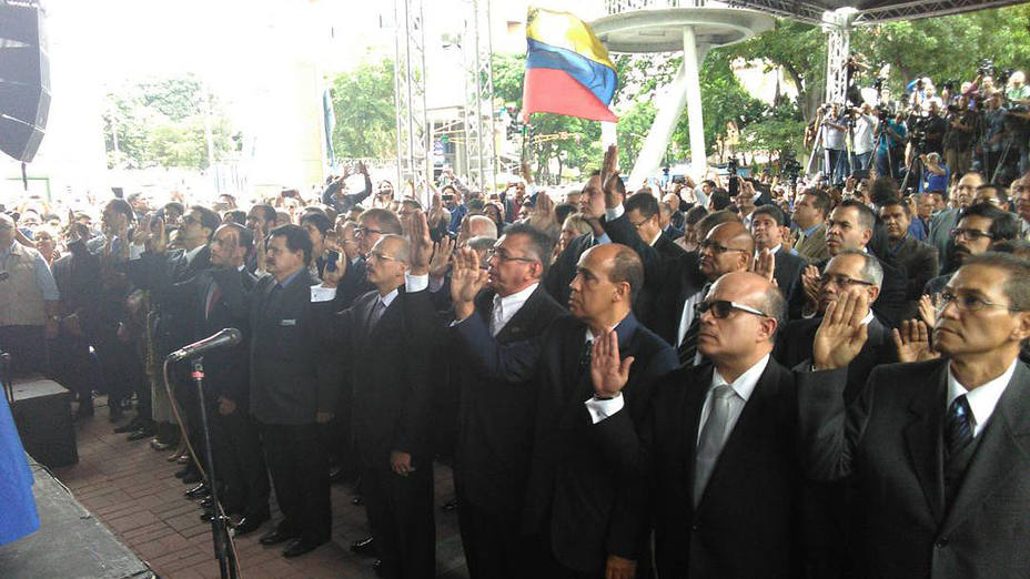 WilliamsGil81's tweet photo. La justicia debe ser impartida con equidad, sin distingo político, esa será la tarea de los Magistrados del TSJ que juramentamos hoy #21Jul https://t.co/5pM1HZeplm
