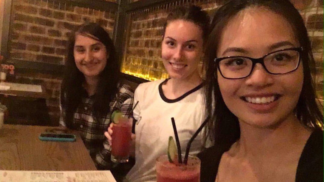 xosabahox's tweet photo. A fab and funny day in Chester with the lovely Australian Radiography students @Linhmdiep @BonnAdams sightseeing and shopping 👟👜💄👛 🍹 https://t.co/FpeWac299u
