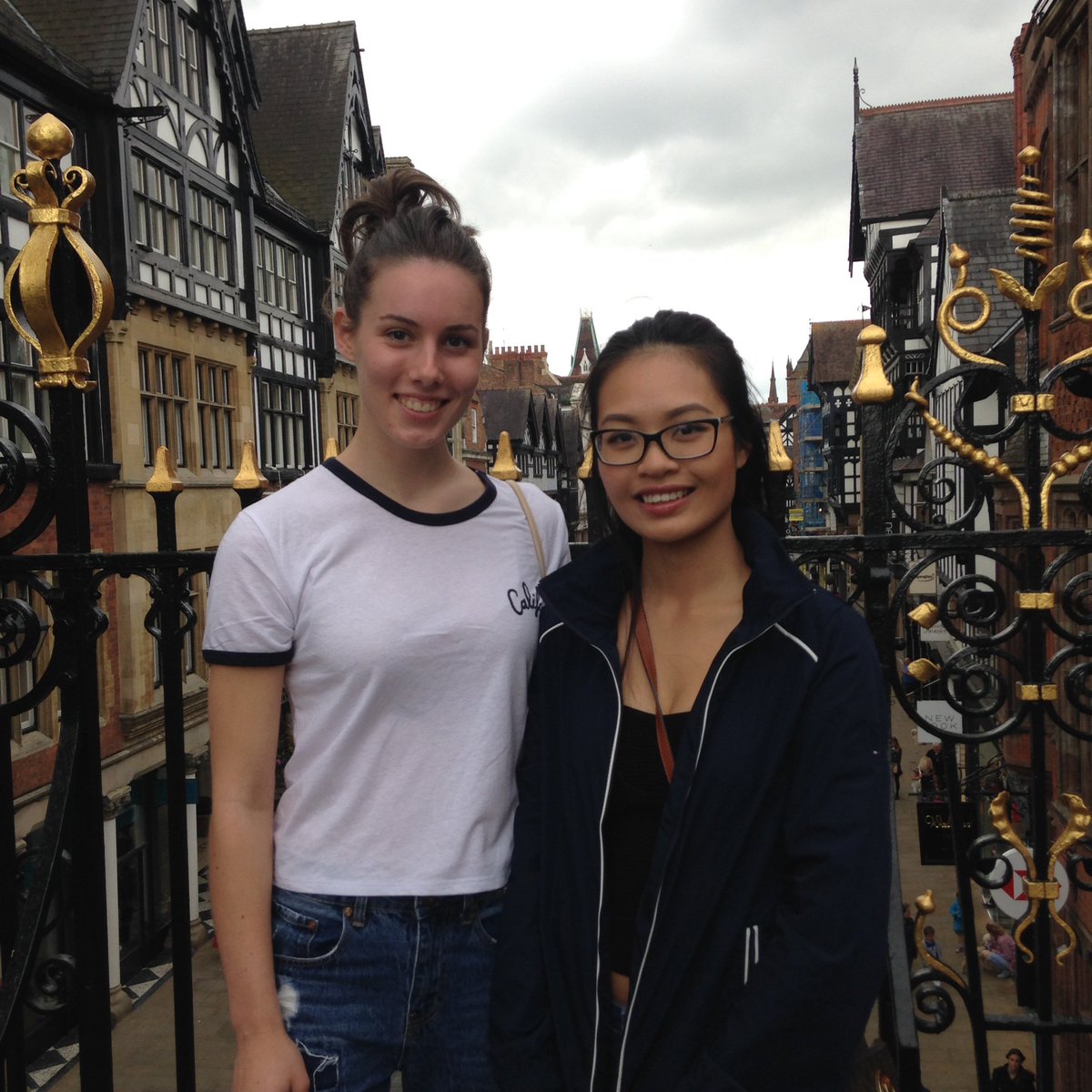 xosabahox's tweet photo. A fab and funny day in Chester with the lovely Australian Radiography students @Linhmdiep @BonnAdams sightseeing and shopping 👟👜💄👛 🍹 https://t.co/FpeWac299u