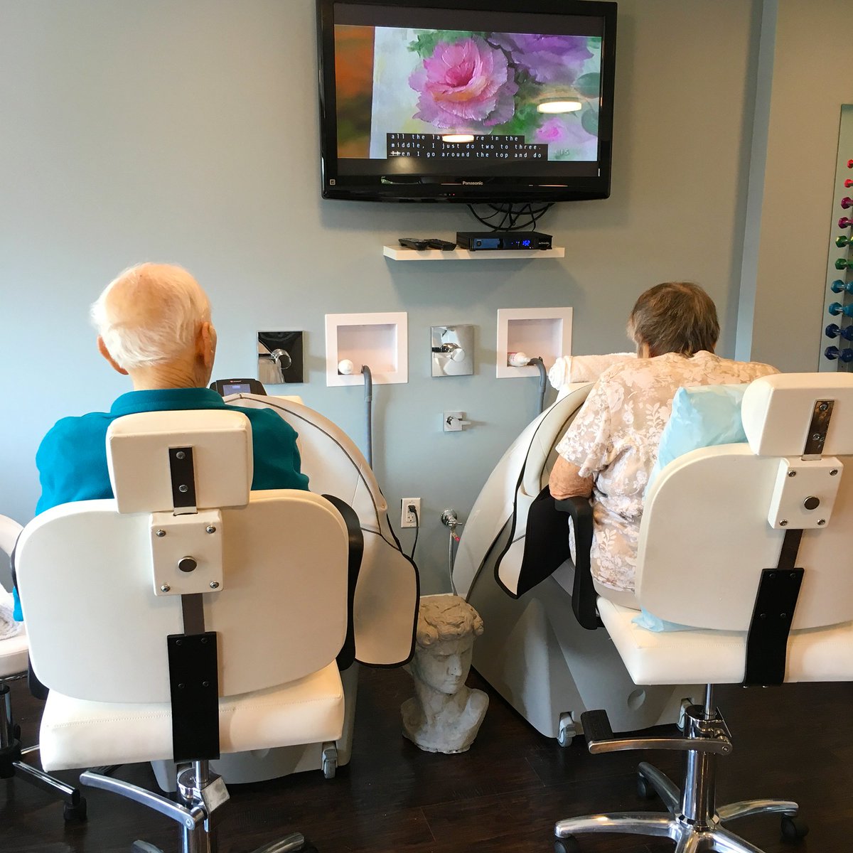 855CSLGoPT's tweet photo. Nice afternoon PT therapy session using Aquaroll to finish treatment while relaxing to an acrylic painting video. #aquaroll #cslpt #CSL https://t.co/u1Gxgf8Fyk