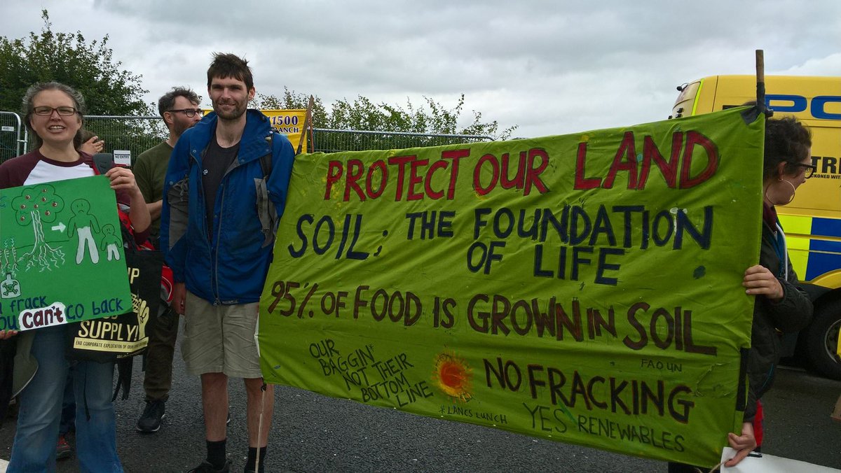 frackfree_eu's tweet photo. No work for @CuadrillaUK today as #FoodNotFracking theme draws hundreds to UK #fracking frontline of Lancashire! ๐ #RollingResistance https://t.co/Nkc4LaJNqp