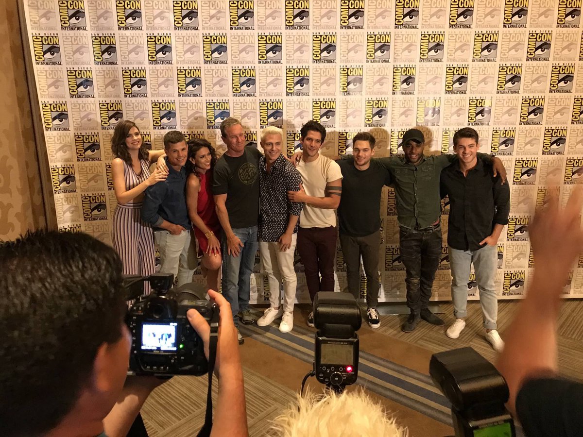TylerPosey_FR's tweet photo. #NEW #PHOTOS | @tylergposey at the "San Diego Comic Con" today with the teen wolf cast in the press room [21/07/17] https://t.co/ZXaN23vbyR