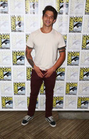 TylerPosey_FR's tweet photo. #NEW #PHOTOS | @tylergposey at the "San Diego Comic Con" today with the teen wolf cast in the press room [21/07/17] https://t.co/ZXaN23vbyR