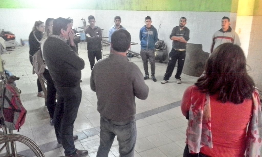 LeacGonzalez's tweet photo. En #LiceoNorte charlamos con Lorena y los jóvenes que se capacitan el el #Taller del barrio. Estamos #Presentes #Adelante https://t.co/54mi9JTNtB