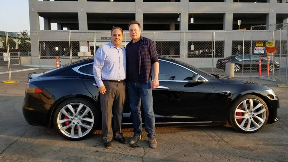 SandyMazza's tweet image. Hawthorne Mayor Alex Vargas got to meet with @elonmusk and the pics are adorbs