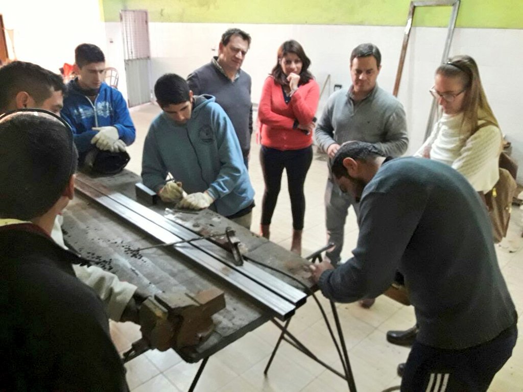 LeacGonzalez's tweet photo. En #LiceoNorte charlamos con Lorena y los jóvenes que se capacitan el el #Taller del barrio. Estamos #Presentes #Adelante https://t.co/54mi9JTNtB