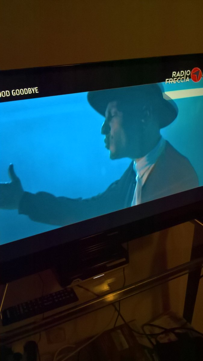 Consu_e_Samy's tweet photo. #LinkinPark #GoodGoodbye ❤ #RipChester #GoodGoodbyeChester 😢 https://t.co/Svz0yzgRN8