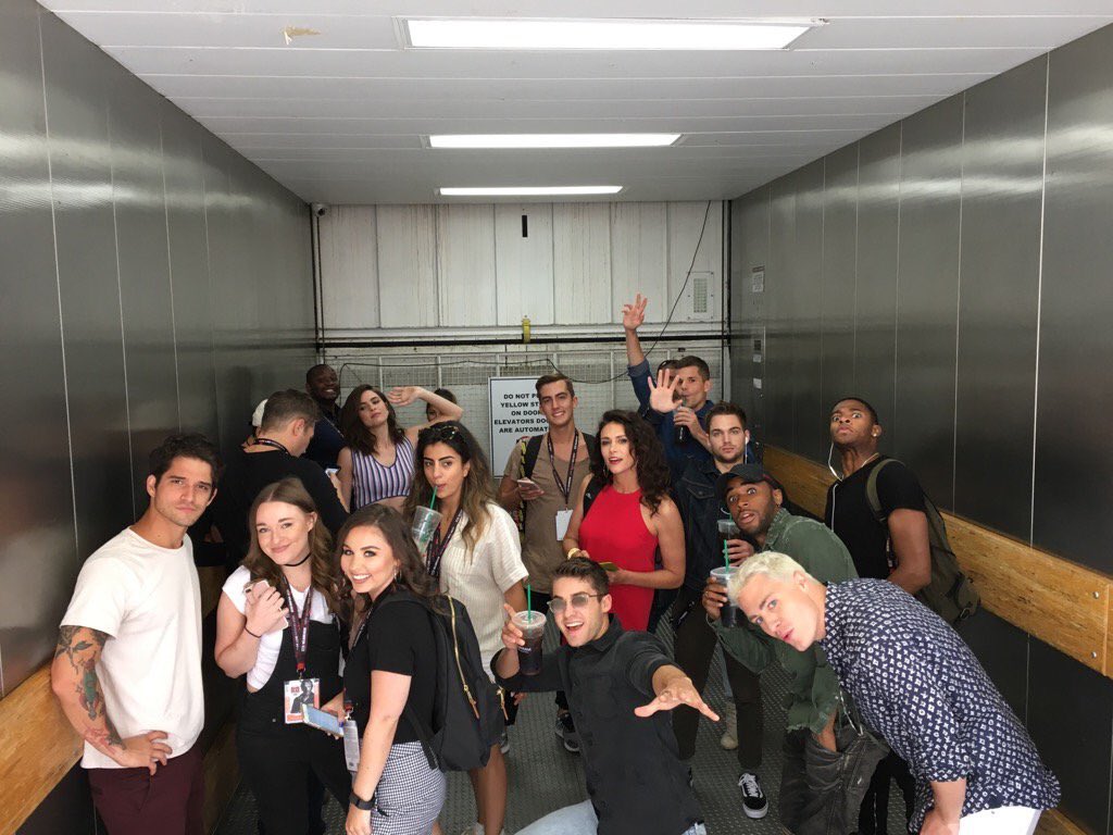 TylerPosey_FR's tweet photo. #NEW #PHOTOS | @tylergposey at the "San Diego Comic Con" today with the teen wolf cast  [21/07/17] https://t.co/uylZingkCZ