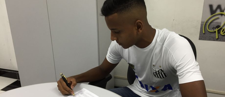 SantosFC's tweet photo. Rodrygo, revelação da base, assina o primeiro contrato profissional com o Santos FC

https://t.co/p8arYNqaHc https://t.co/z9mgrtM1tV