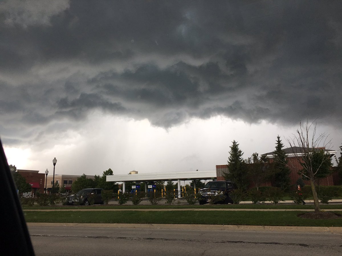 co_lleen24's tweet photo. Looking North-West at Randall road and Thornwood Ave intersection in South Elgin @IL_Storm_Chaser @Skilling @NWSChicago https://t.co/CYSTkMKhnx