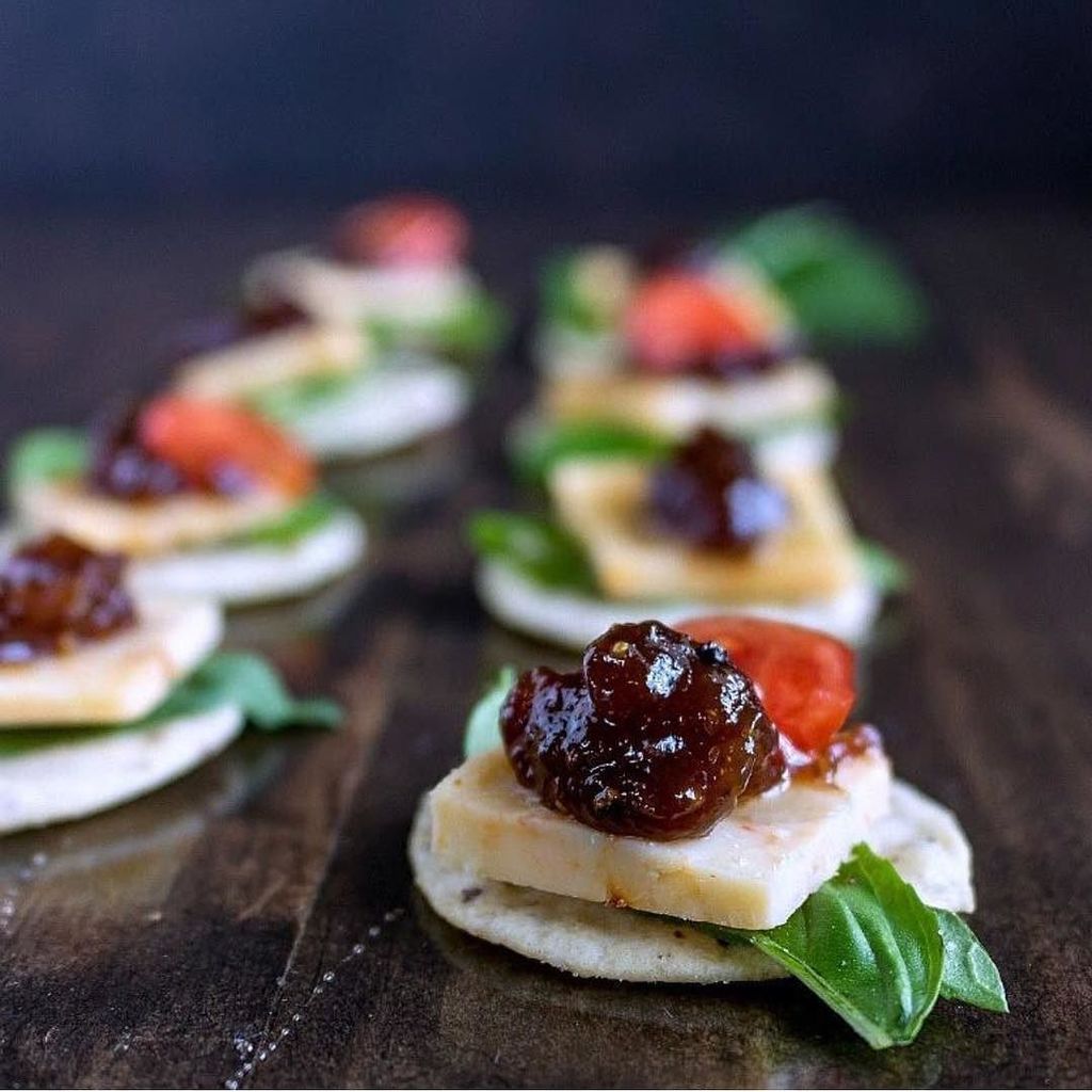 cabotcreamery's tweet photo. Check out these lovely little bites! Perfect for a Friday night 😋(📸: @karylskulinarykrusade) #cabotcheese #cheesep… https://t.co/1usD5OWC7n https://t.co/2dEYxGWc27