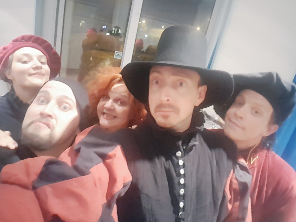 afterdarkmurder's tweet photo. To Cast selfie or not to cast selfie. That is the question #midsummermurder #castselfie @BardByTheBeach https://t.co/1R3N1EekCY