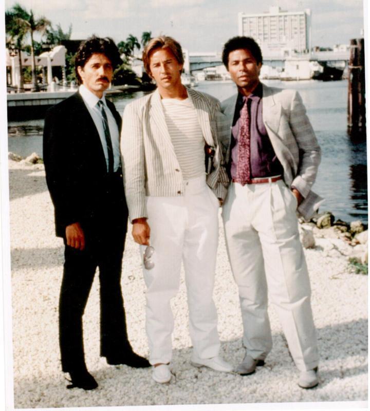 riccinoelia's tweet photo. De lo más #retro que ví en este último tiempo.
#DivisionMiami #CineIberoamericano
Premio de Honor a Edward James Olmos
"teniente Castillo" https://t.co/aUl6iytNfT