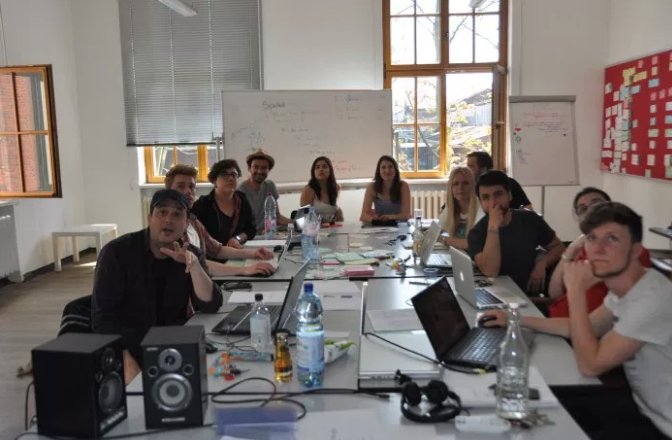 🤔 this writer's room... so many memories... 🤣