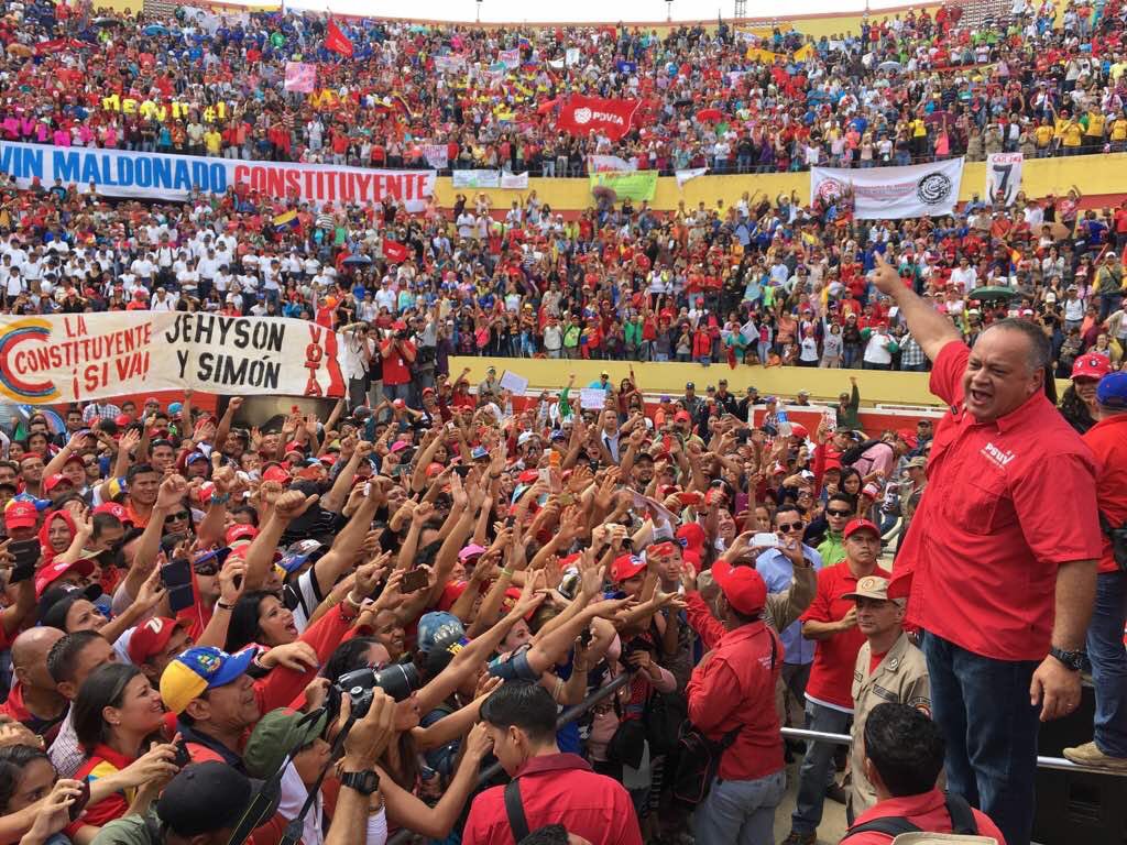 Larissacostas's tweet photo. No apto para amargados: Así recibió Mérida a @dcabellor 😍 https://t.co/Fyti2fNG37
