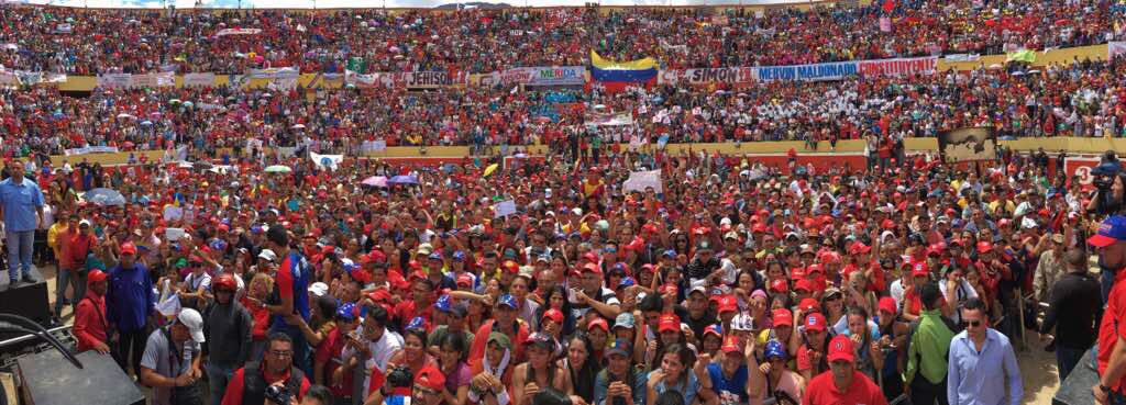 Larissacostas's tweet photo. No apto para amargados: Así recibió Mérida a @dcabellor 😍 https://t.co/Fyti2fNG37