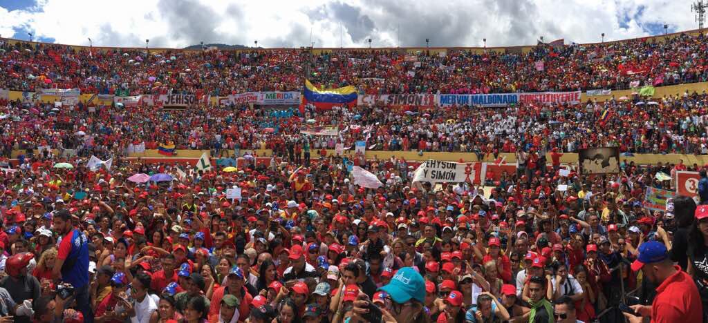 Larissacostas's tweet photo. No apto para amargados: Así recibió Mérida a @dcabellor 😍 https://t.co/Fyti2fNG37