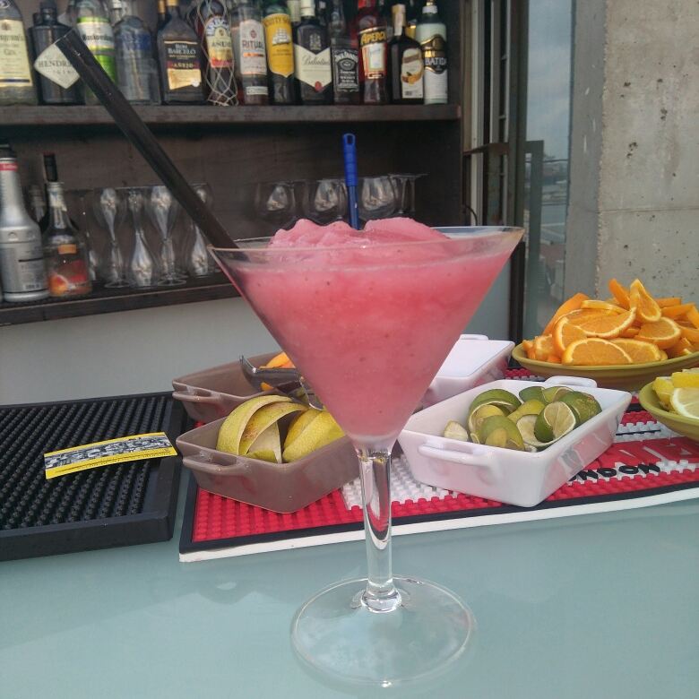 "El azote de MontePalo" by <a href="/Vbonavinya/">Vanessa Perez Bonavi</a> 

MontePalo 5cl
Puré de fresas de Monin 3 cl
Zumo limón 2cl
Sirope de albahaca 1cl
Fresa 1cl