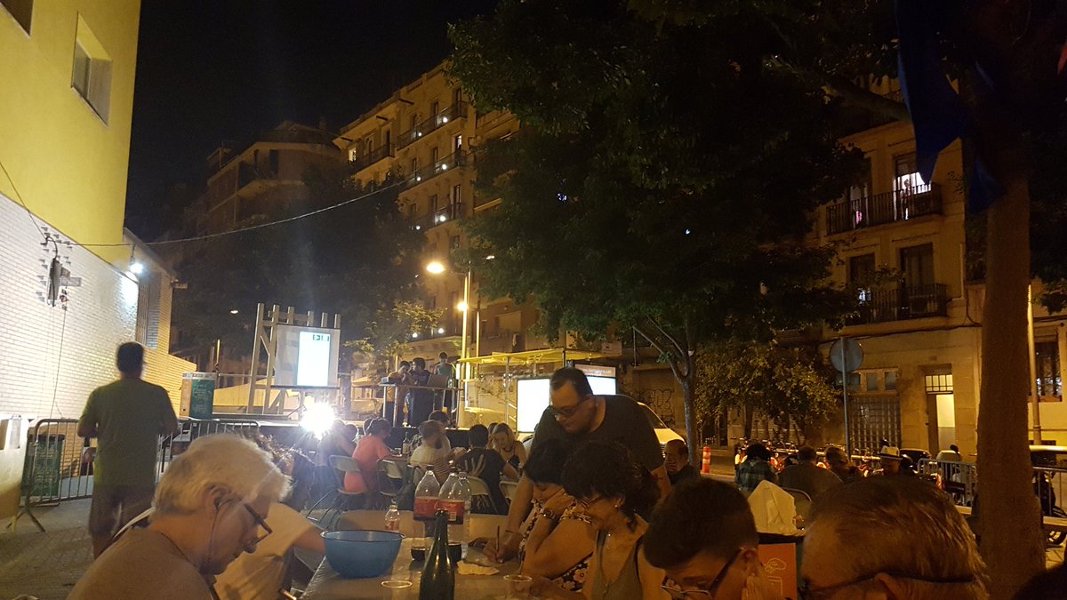 SergiSarri's tweet photo. Sortint d'un sopar magnífic de #FMpoblesec17 amb els veïns del Passeig de l'Exposició. #SantsMontDeTots https://t.co/dIXNSVRS8l
