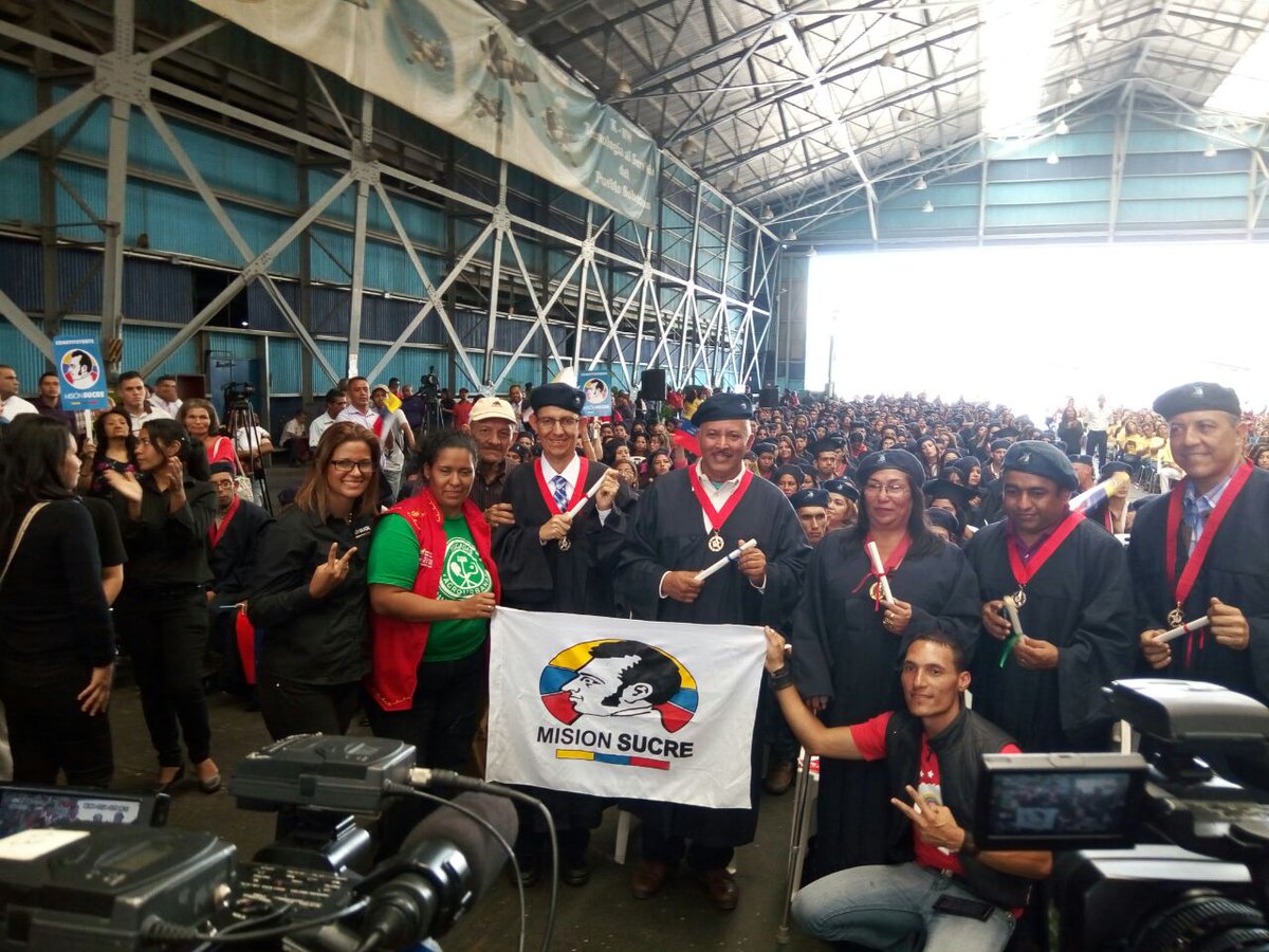 mineducacion_ve's tweet photo. @JauaMiranda "Hoy ustedes graduandos son la demostración de que si se pudo y ellos no pudieron, que venció la paz" https://t.co/RTfILXBK13 https://t.co/QHWW5tFVms