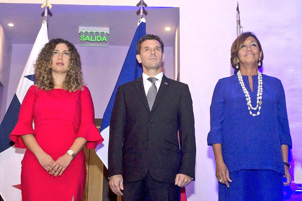 FranciaPanama's tweet photo. Sin coolers ni #Assilem ni Min., lejos de la #24deDiciembre : Sin embargo la Party del Día nacional de #Francia en PMÁ fue #bombayplena ✌😉 🍾 https://t.co/UyfPmsRKxy