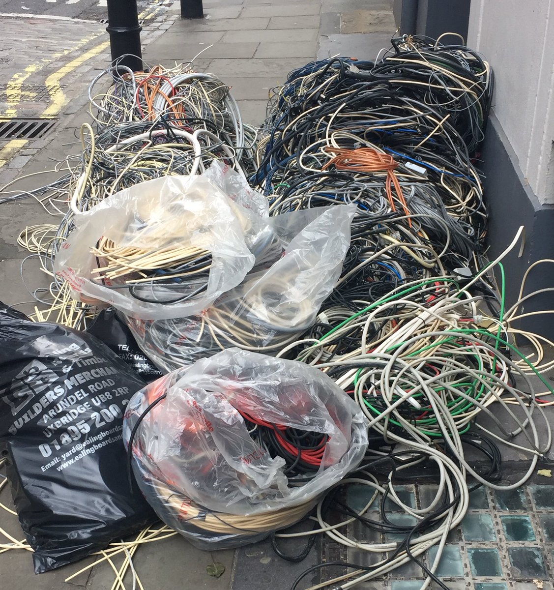 northentone's tweet photo. Snakes, why did it have to be snakes.  #audio #cuttheredwire https://t.co/B8degjkhcR