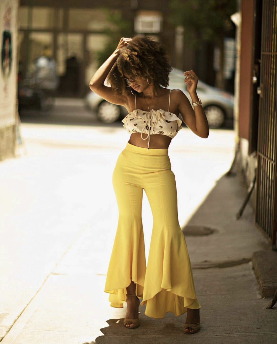 oursbyblackjoy's tweet photo. Let the weekend begin.  

📷 @reynanoriega_ 

#blackgirlmagic #naturalista #OURSbyBlackjoy #blackjoy #weekendvibes #naturalhair #itsOURS https://t.co/OFg1BtdURr