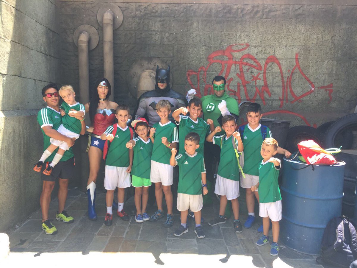 CampusAdan's tweet photo. Hoy hemos disfrutado de la excursión de la segunda Quincena en el parque Warner ! Seguimos disfrutando! @AntonioAdan13 https://t.co/MRXUj6iSt8