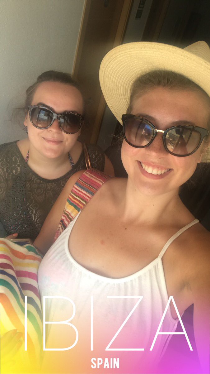 LauraCIrvine's tweet photo. Ibiza🥂💃🏻🌅 https://t.co/p2Phz5bZYJ