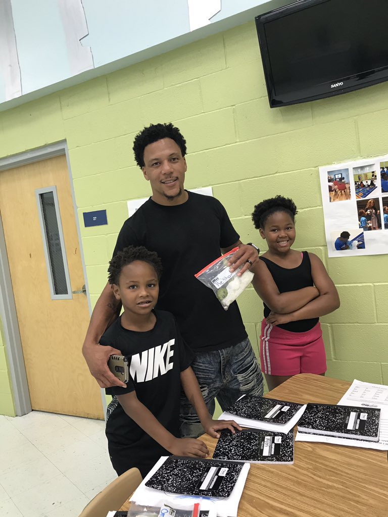 BellshireEagles's tweet photo. It's a wrap! What a wonderful experience for our #Read2BReady students! Celebrating with parents and an author's visit! @MetroSchools https://t.co/iXRhKYz97F