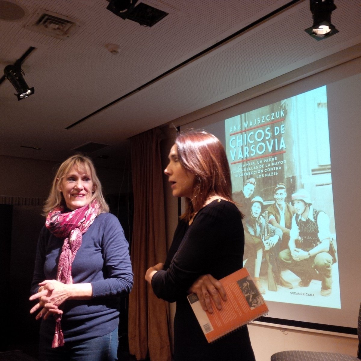 PLenArgentina's tweet photo. Libro #ChicosdeVarsovia presentado por @AnaWajszczuk en #BibliotecaPolacaIgnacioDomeyko 73 aniversario de @1944pl https://t.co/VYKJKHcp1I