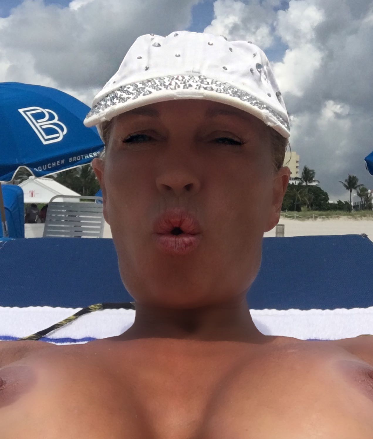 TW Pornstars - Marlene Mourreau Oficial. Twitter. Oh lala!!! Me van a  pillar en topless y me tiran de la playa. 10:32 PM - 21 Jul 2017